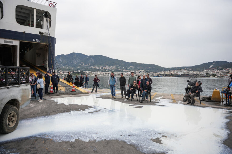 Κτηνοτρόφοι μπλόκαραν την είσοδο 700 επιβατών στο «Νήσος Σάμος» στη Μυτιλήνη και έριξαν γάλα στο λιμάνι, δείτε βίντεο 
