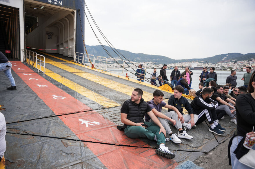 Κτηνοτρόφοι μπλόκαραν την είσοδο 700 επιβατών στο «Νήσος Σάμος» στη Μυτιλήνη και έριξαν γάλα στο λιμάνι, δείτε βίντεο 
