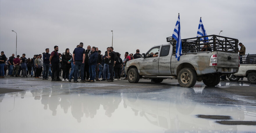 Κτηνοτρόφοι μπλόκαραν την είσοδο 700 επιβατών στο «Νήσος Σάμος» στη Μυτιλήνη και έριξαν γάλα στο λιμάνι, δείτε βίντεο 
