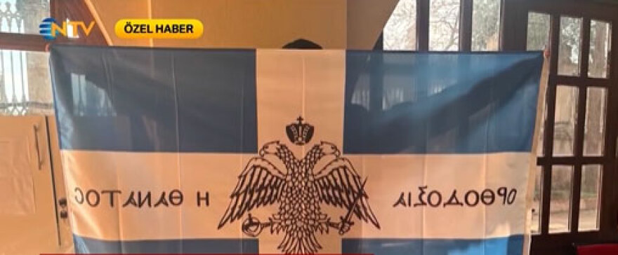 Συνελήφθησαν δύο Έλληνες που σήκωσαν ελληνική σημαία με τον βυζαντινό αετό μέσα στην Αγία Σοφία, δείτε βίντεο