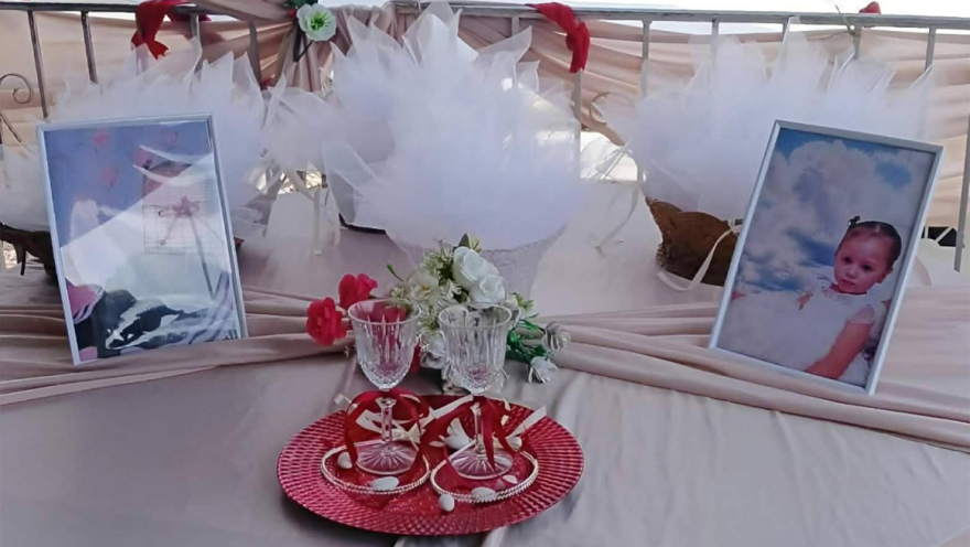 Με μπομπονιέρες και λουλούδια το τελευταίο αντίο στην 3χρονη που σκοτώθηκε σε τροχαίο στην Καβάλα: «Καλό παράδεισο πριγκίπισσά μου»