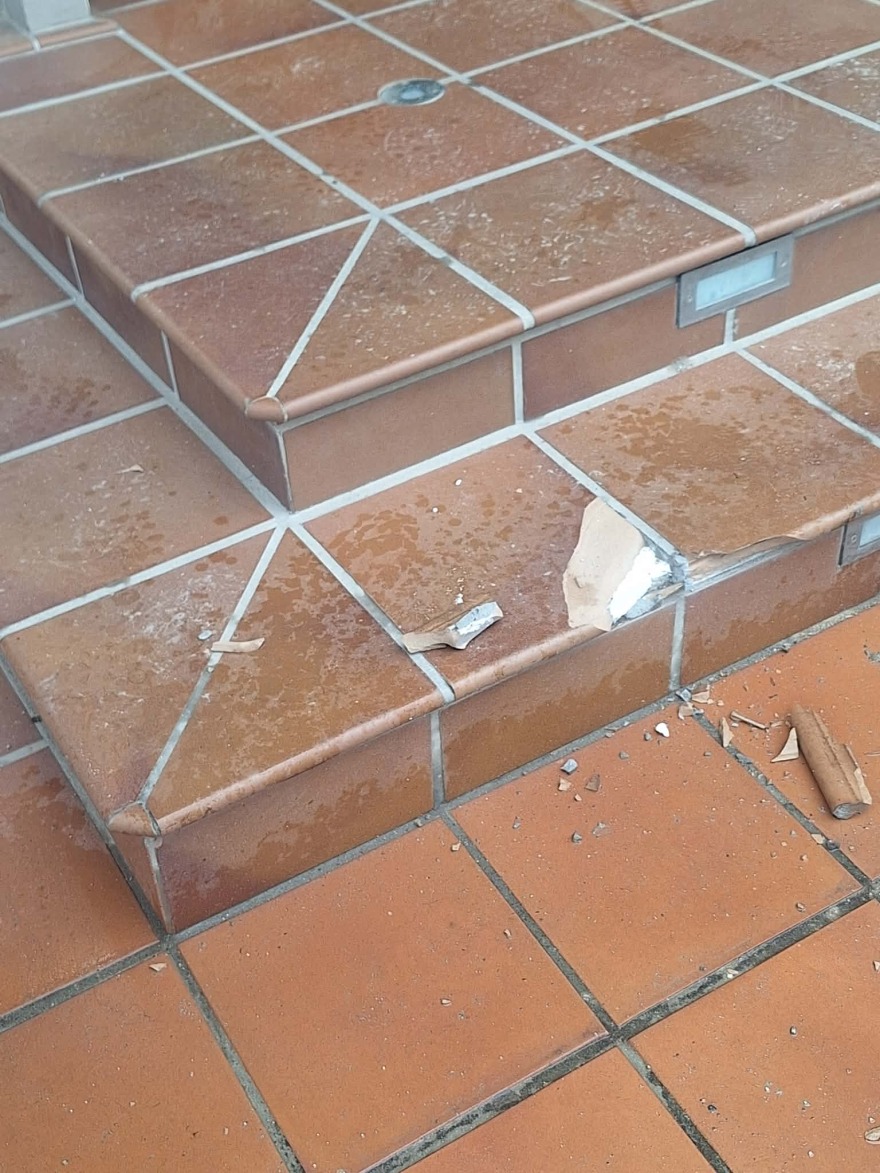 Αυτοκίνητο έπεσε πάνω σε τζαμαρία φούρνου στο Αγρίνιο