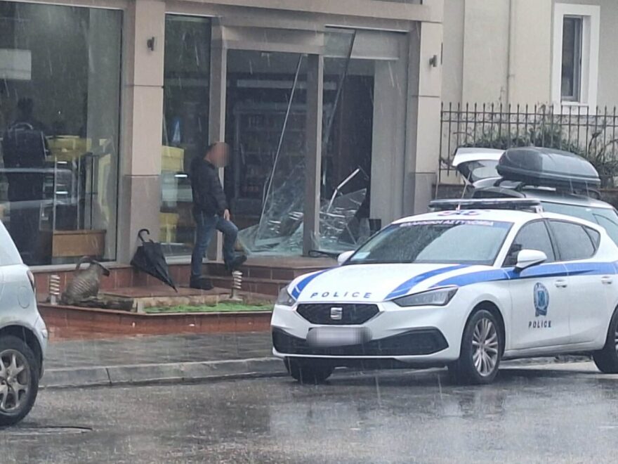 Αυτοκίνητο έπεσε πάνω σε τζαμαρία φούρνου στο Αγρίνιο