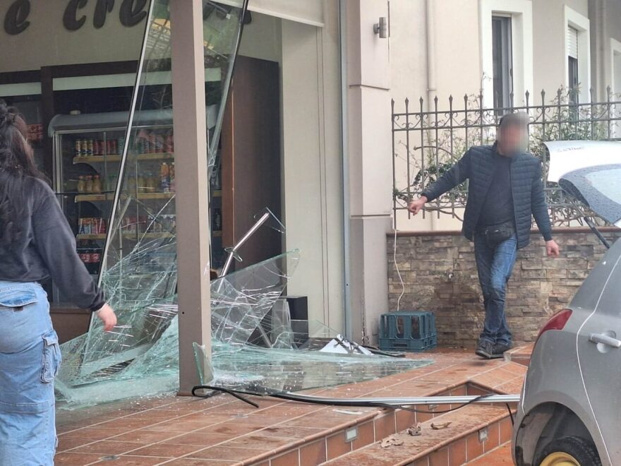 Αυτοκίνητο έπεσε πάνω σε τζαμαρία φούρνου στο Αγρίνιο