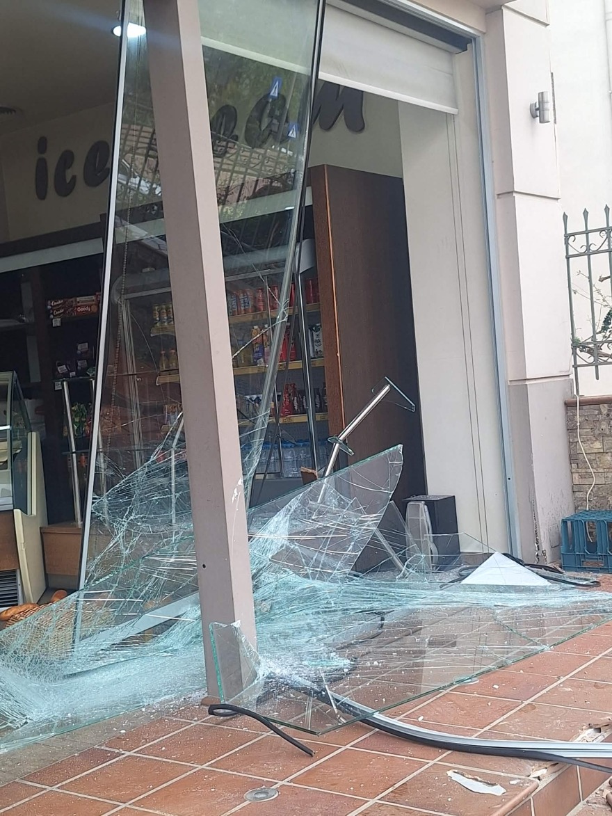 Αυτοκίνητο έπεσε πάνω σε τζαμαρία φούρνου στο Αγρίνιο