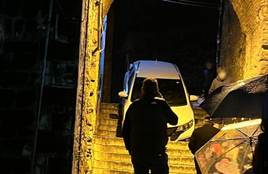 Ιωάννινα: Αυτοκίνητο σφήνωσε στα σκαλιά πύλης του Κάστρου, δείτε φωτογραφίες