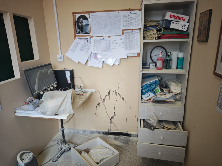 Βομβαρδισμένο τοπίο το 5ο λύκειο της Γλυφάδας: Βανδάλισαν, έκλεψαν και άραξαν με καρέκλες στην ταράτσα, δείτε εικόνες