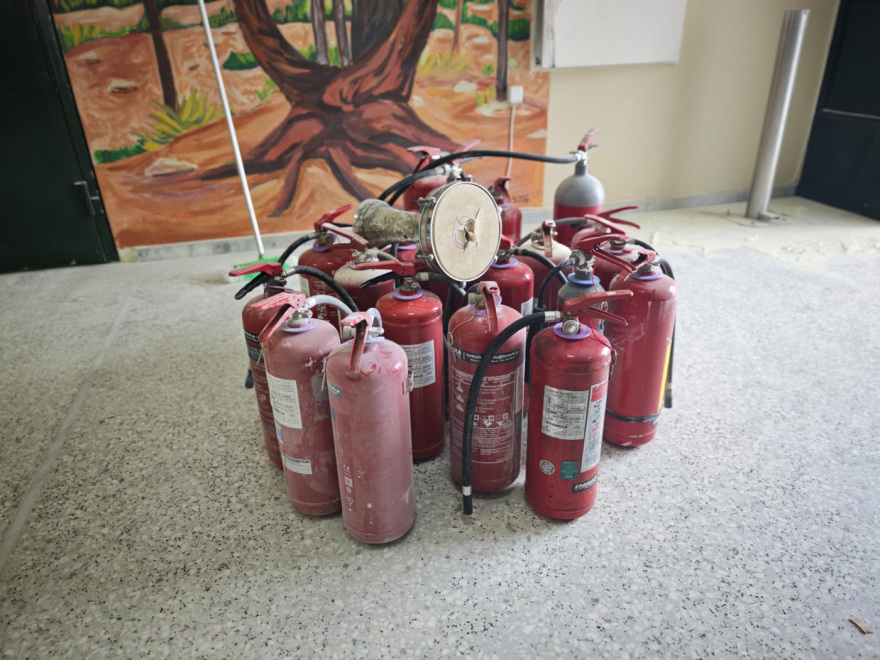 Βομβαρδισμένο τοπίο το 5ο λύκειο της Γλυφάδας: Βανδάλισαν, έκλεψαν και άραξαν με καρέκλες στην ταράτσα, δείτε εικόνες