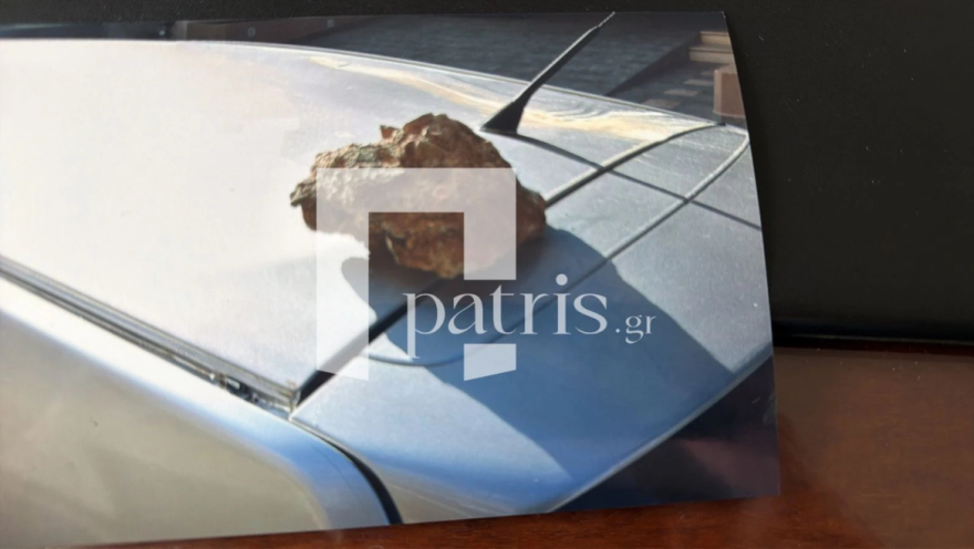 Ζευγάρι γλύτωσε από τύχη στον ΒΟΑΚ όταν κομμάτι τσιμέντου από γέφυρα προσγειώθηκε στην οροφή του αυτοκινήτου
