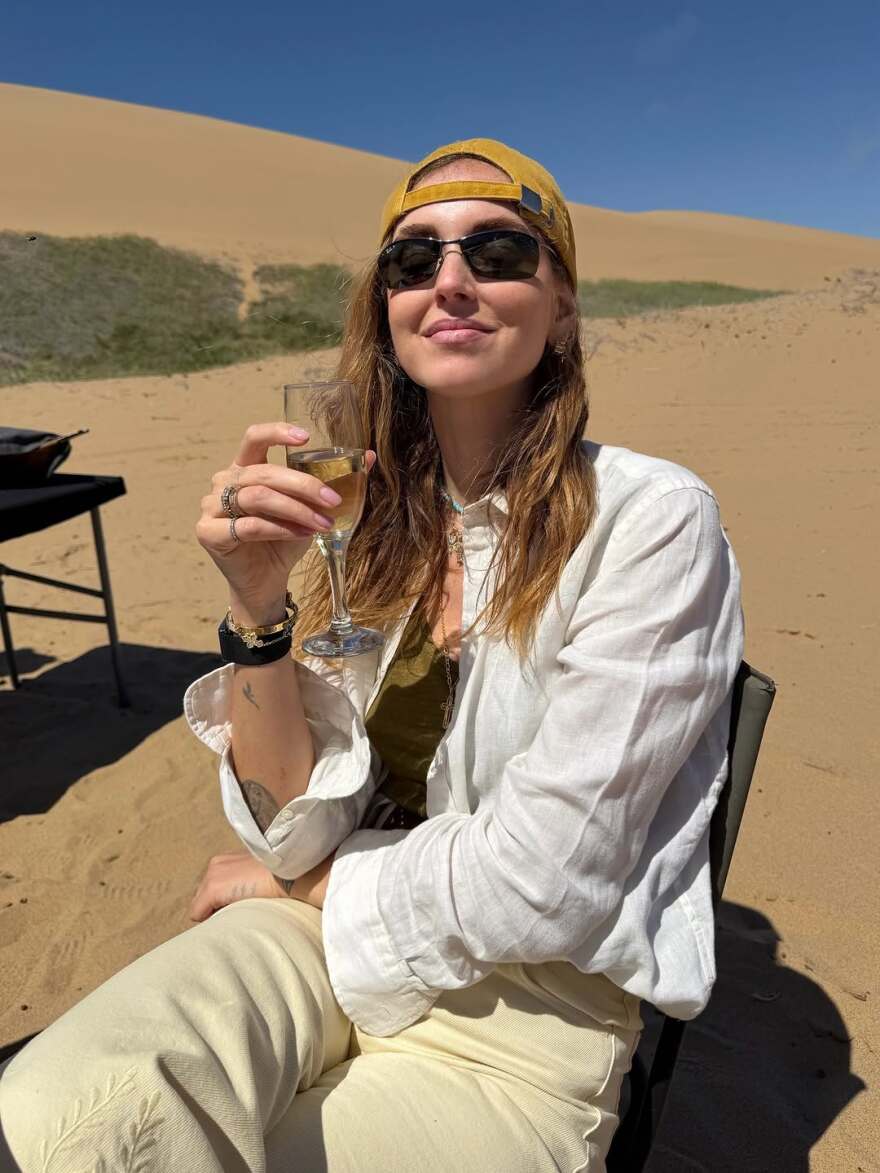 Κιάρα Φεράνι για το ταξίδι της στη Ναμίμπια: Έφαγα σπιτικά λαζάνια στη μέση της ερήμου
