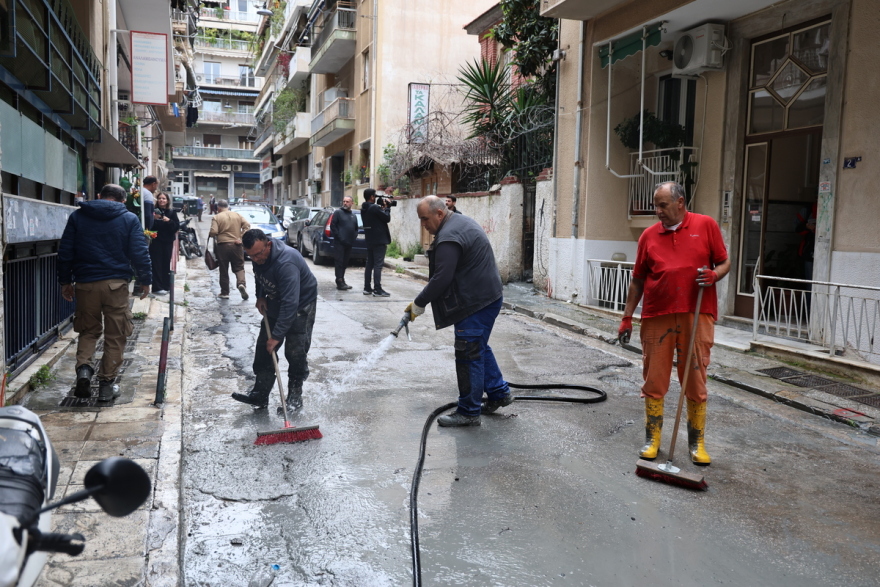 Λύθηκε το μυστήριο με το «υγρό τσιμέντο» στην Κυψέλη: Είναι ειδικός αφρός με χημικά, εξηγεί η εταιρεία του Μετρό