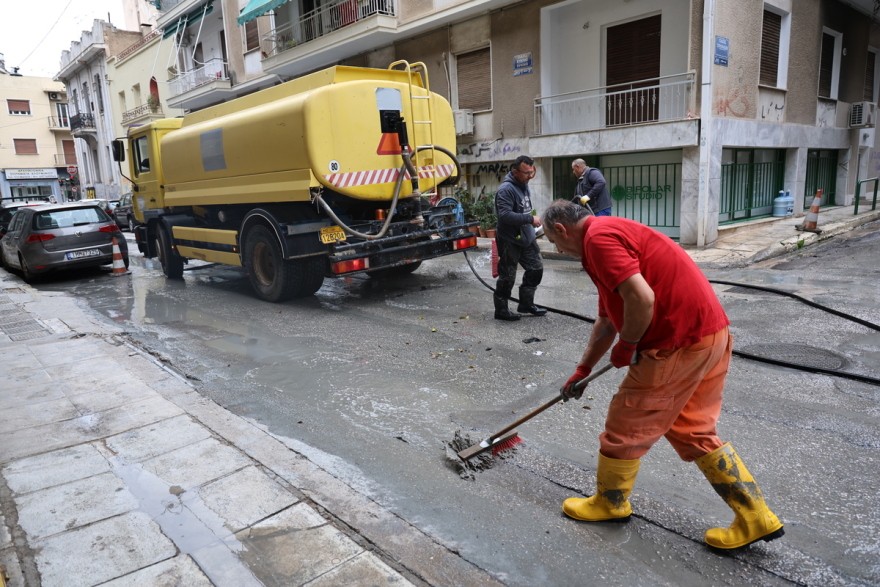 Λύθηκε το μυστήριο με το «υγρό τσιμέντο» στην Κυψέλη: Είναι ειδικός αφρός με χημικά, εξηγεί η εταιρεία του Μετρό