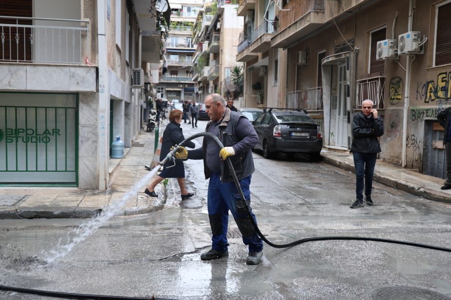 Λύθηκε το μυστήριο με το «υγρό τσιμέντο» στην Κυψέλη: Είναι ειδικός αφρός με χημικά, εξηγεί η εταιρεία του Μετρό