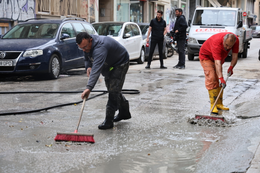 Λύθηκε το μυστήριο με το «υγρό τσιμέντο» στην Κυψέλη: Είναι ειδικός αφρός με χημικά, εξηγεί η εταιρεία του Μετρό