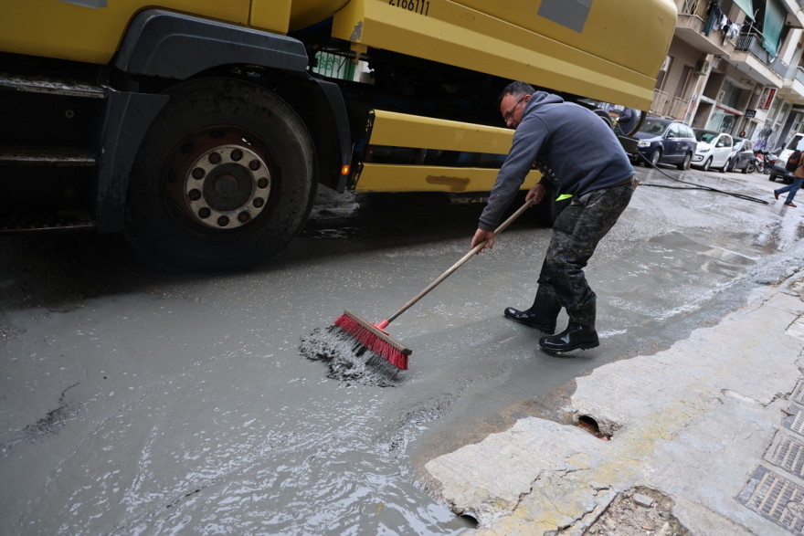 Λύθηκε το μυστήριο με το «υγρό τσιμέντο» στην Κυψέλη: Είναι ειδικός αφρός με χημικά, εξηγεί η εταιρεία του Μετρό