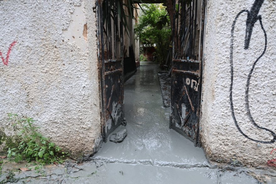 Λύθηκε το μυστήριο με το «υγρό τσιμέντο» στην Κυψέλη: Είναι ειδικός αφρός με χημικά, εξηγεί η εταιρεία του Μετρό