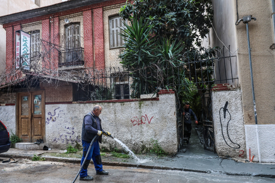 Λύθηκε το μυστήριο με το «υγρό τσιμέντο» στην Κυψέλη: Είναι ειδικός αφρός με χημικά, εξηγεί η εταιρεία του Μετρό