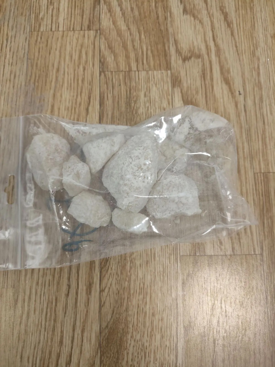 Συνελήφθη 27χρονος που παρέλαβε ταχυδρομικό δέμα με σχεδόν 2 κιλά κάνναβης