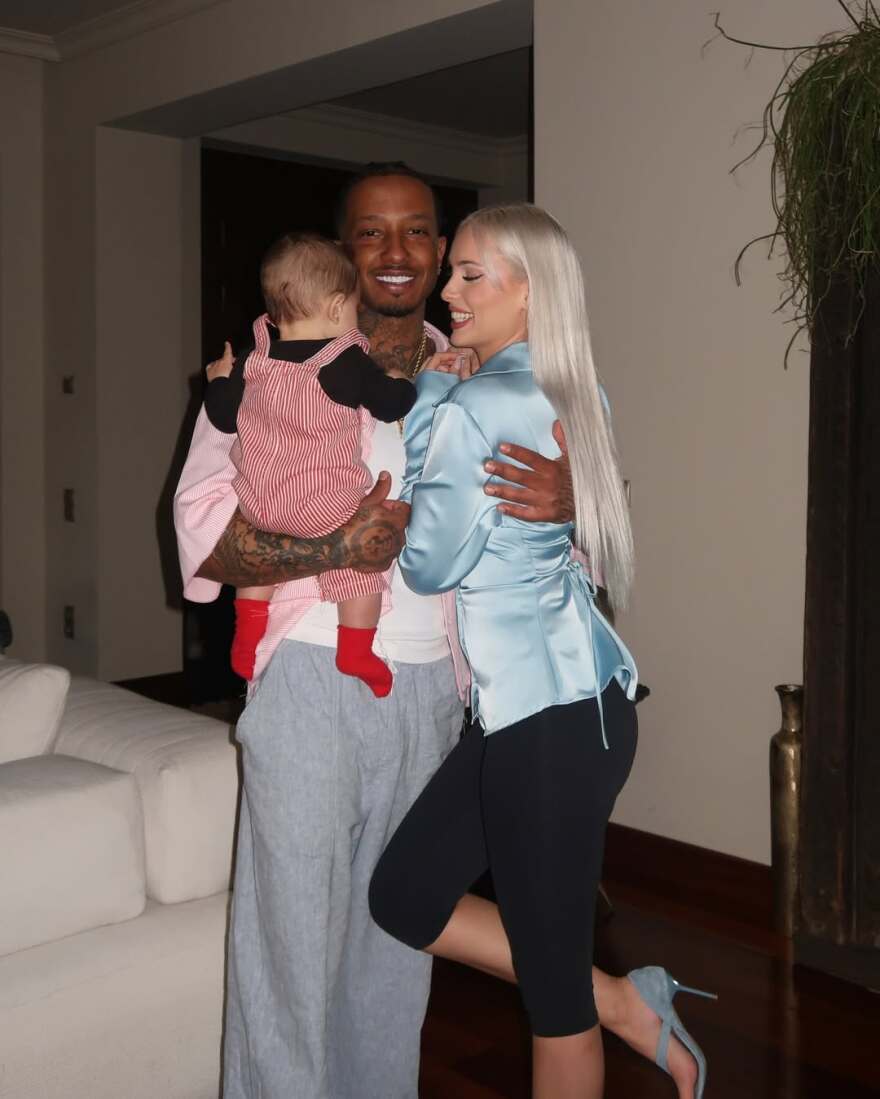 Ο Light φωτογραφίζεται με τη σύζυγό του και τον γιο τους