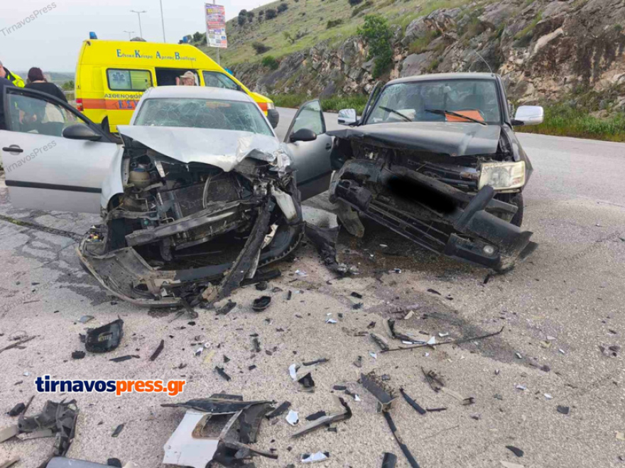 Πέντε τραυματίες σε τροχαίο με δύο αυτοκίνητα στην Εθνική Λάρισας-Κοζάνης, βίντεο
