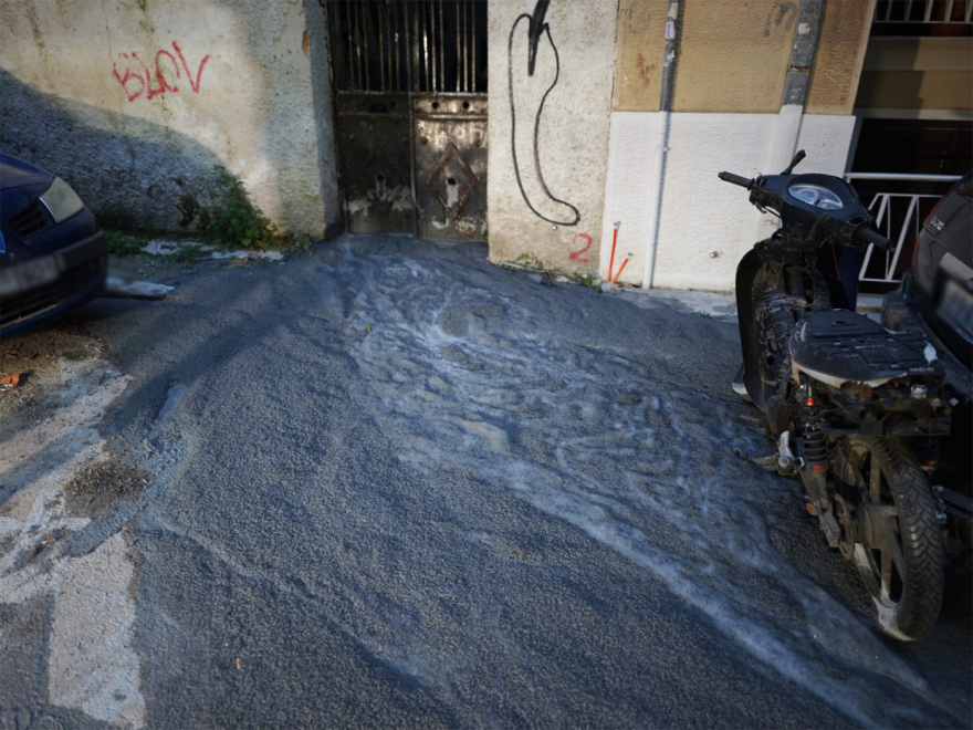 Κυψέλη: Παράξενη διαρροή υγρού τσιμέντου από αυλή εγκαταλειμμένου σπιτιού