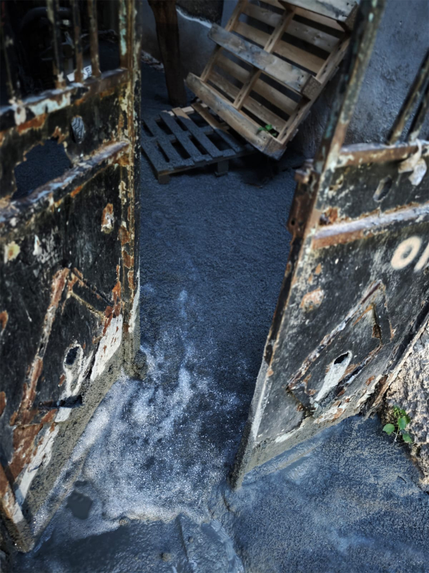 Κυψέλη: Παράξενη διαρροή υγρού τσιμέντου από αυλή εγκαταλειμμένου σπιτιού