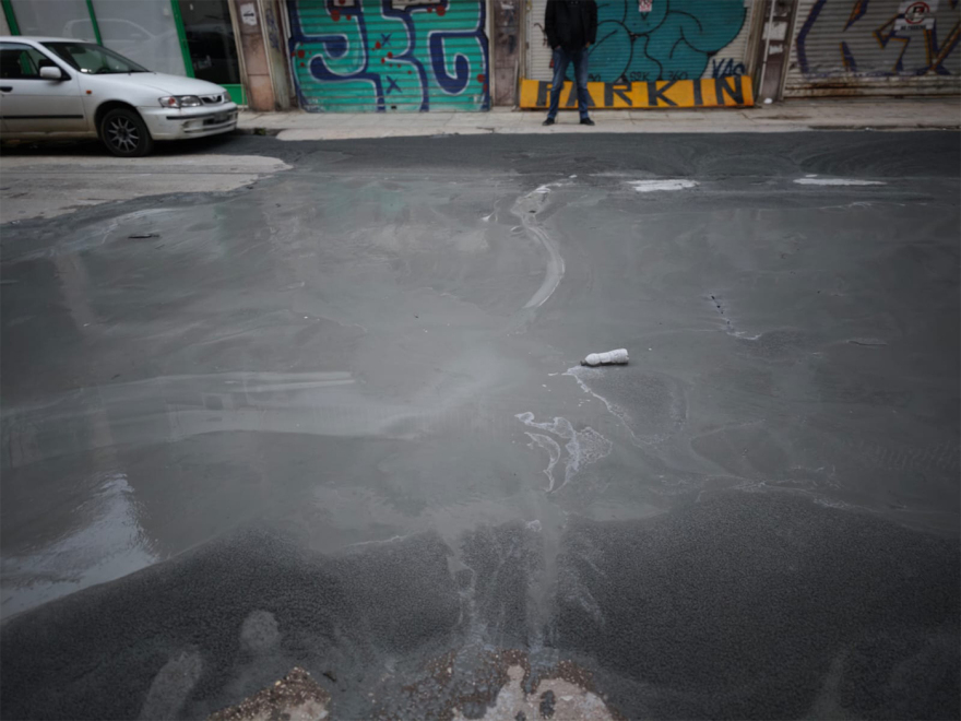 Κυψέλη: Παράξενη διαρροή υγρού τσιμέντου από αυλή εγκαταλειμμένου σπιτιού