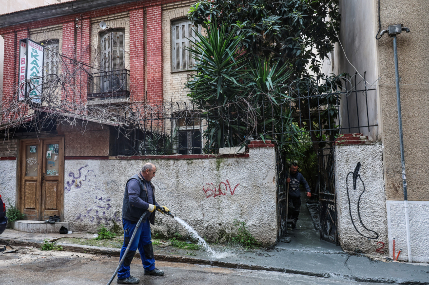 Αθηναϊκός σχιστόλιθος το υλικό που ανέβλυζε από την αυλή στην Κυψέλη: Πώς μπορεί να συνδέεται με τις εργασίες του Μετρό