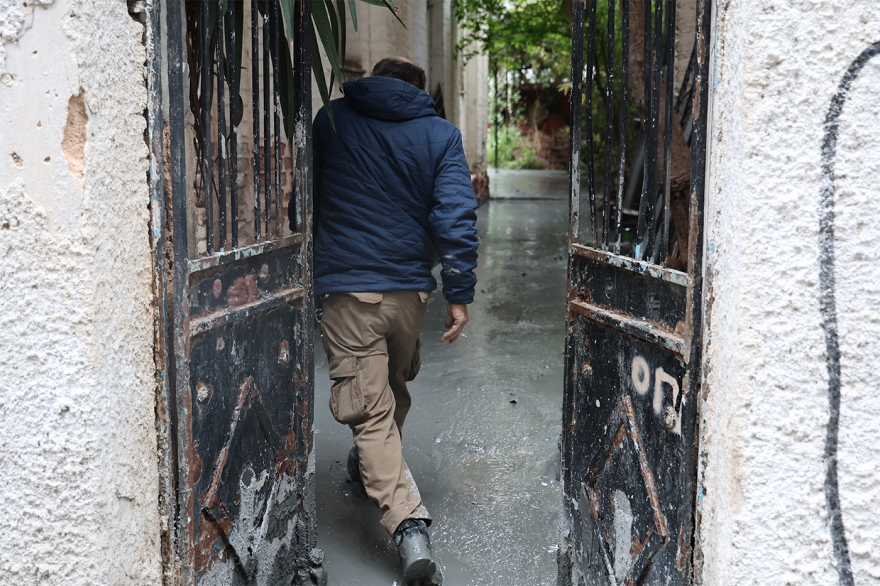 Αθηναϊκός σχιστόλιθος το υλικό που ανέβλυζε από την αυλή στην Κυψέλη: Πώς μπορεί να συνδέεται με τις εργασίες του Μετρό