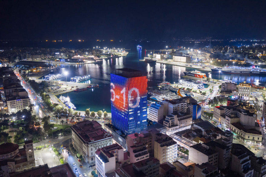 Ο Πύργος του Πειραιά φωτίστηκε στα χρώματα του ΔΕΗ Tour of Hellas, δείτε βίντεο
