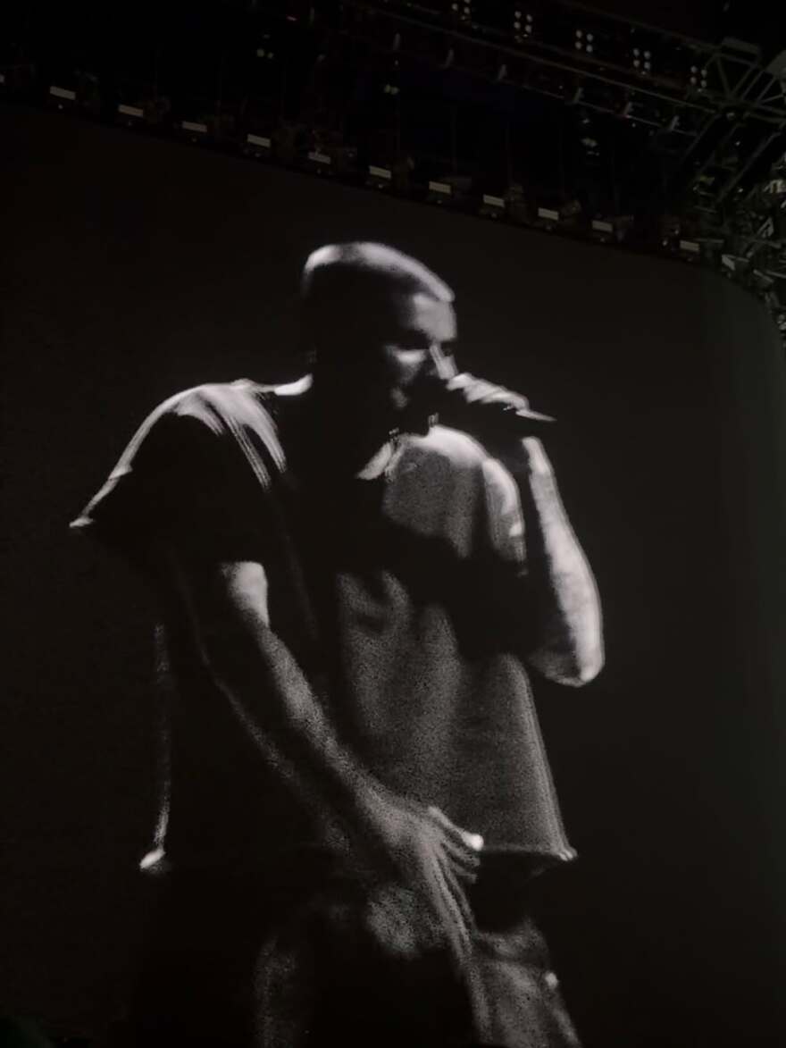 Η Κιμ Καρντάσιαν καθισμένη στα πόδια του Λιούις Χάμιλτον με αποκαλυπτική μπλούζα, δείτε φωτογραφία