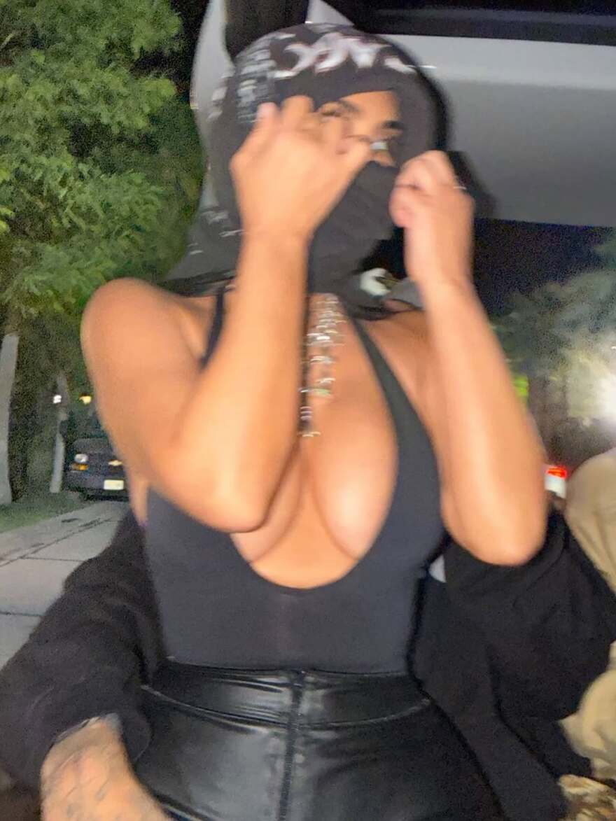 Η Κιμ Καρντάσιαν καθισμένη στα πόδια του Λιούις Χάμιλτον με αποκαλυπτική μπλούζα, δείτε φωτογραφία