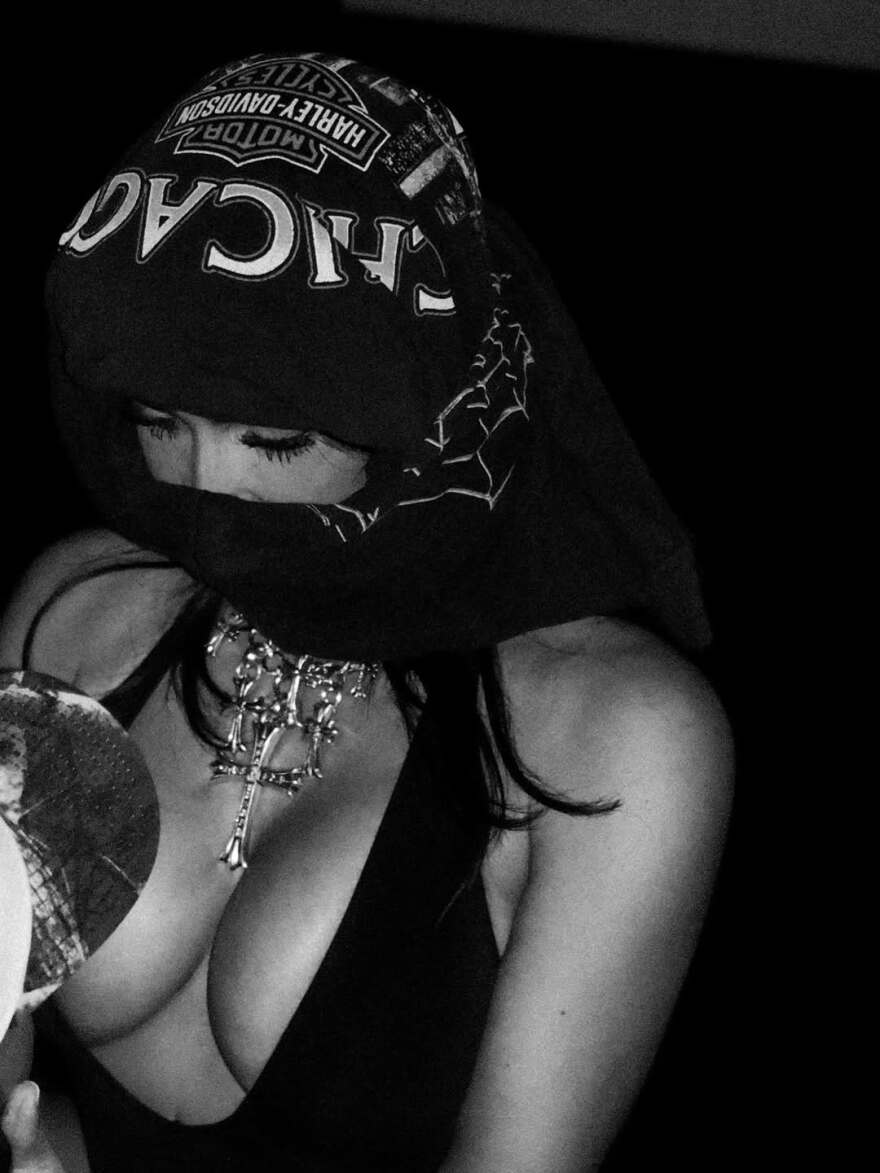 Η Κιμ Καρντάσιαν καθισμένη στα πόδια του Λιούις Χάμιλτον με αποκαλυπτική μπλούζα, δείτε φωτογραφία