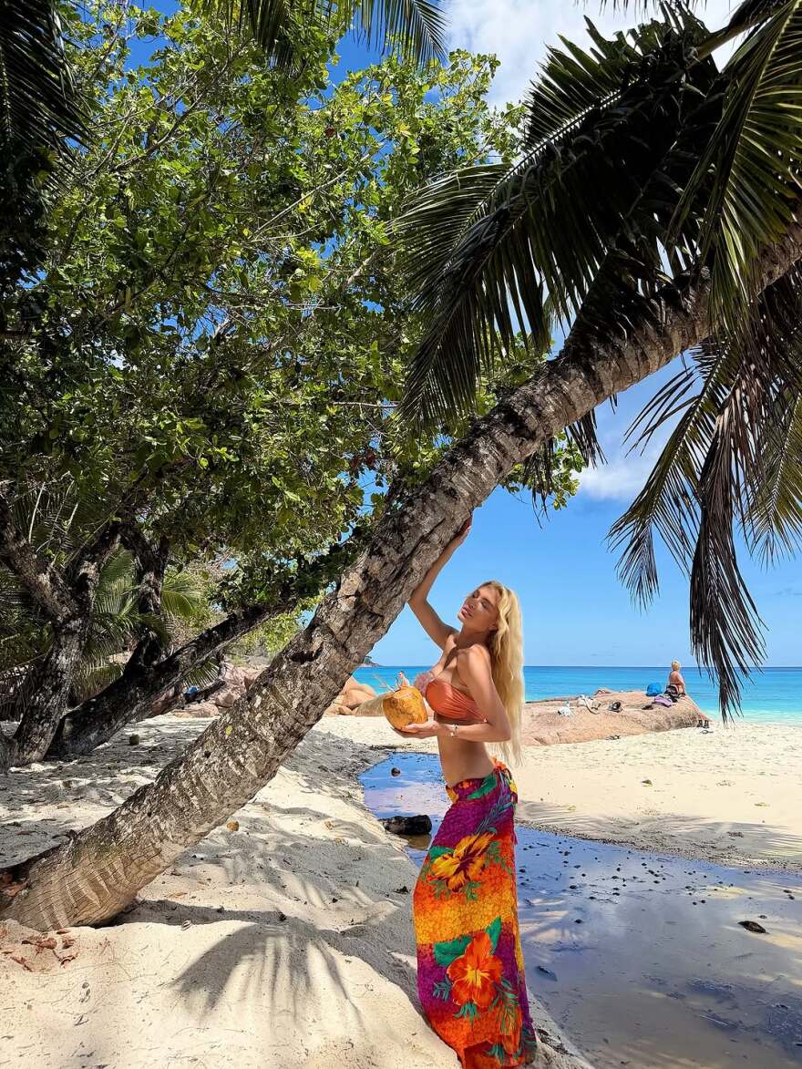 Η Αλεξάνδρα Παναγιώταρου πόζαρε ανάμεσα σε φοίνικες στις Σεϋχέλλες, δείτε φωτογραφίες 