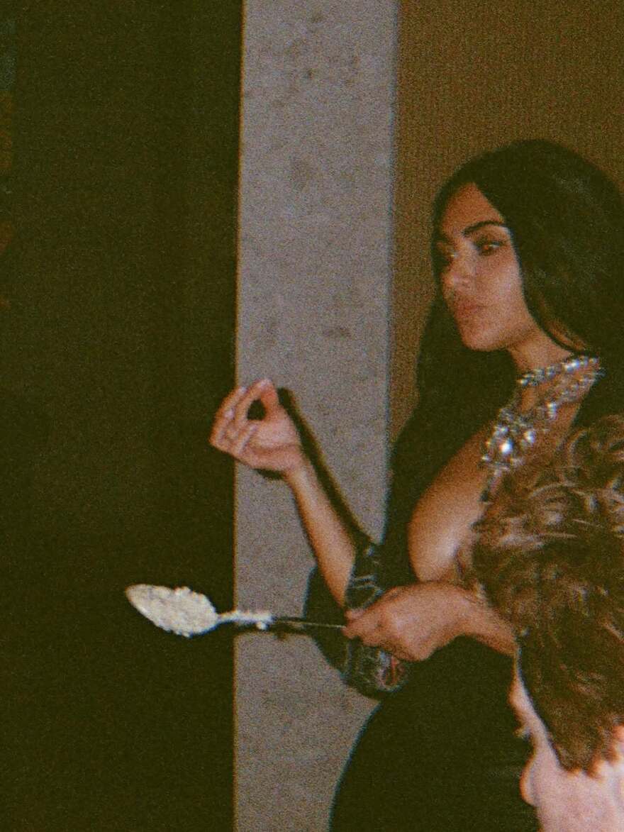 Η Κιμ Καρντάσιαν καθισμένη στα πόδια του Λιούις Χάμιλτον με αποκαλυπτική μπλούζα, δείτε φωτογραφία