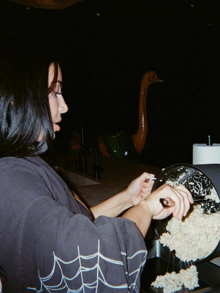 Η Κιμ Καρντάσιαν καθισμένη στα πόδια του Λιούις Χάμιλτον με αποκαλυπτική μπλούζα, δείτε φωτογραφία