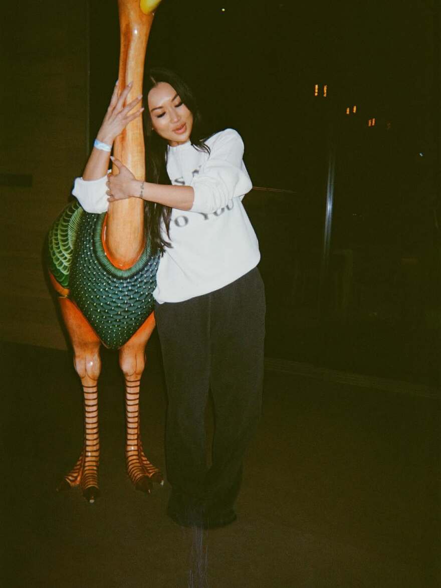 Η Κιμ Καρντάσιαν καθισμένη στα πόδια του Λιούις Χάμιλτον με αποκαλυπτική μπλούζα, δείτε φωτογραφία