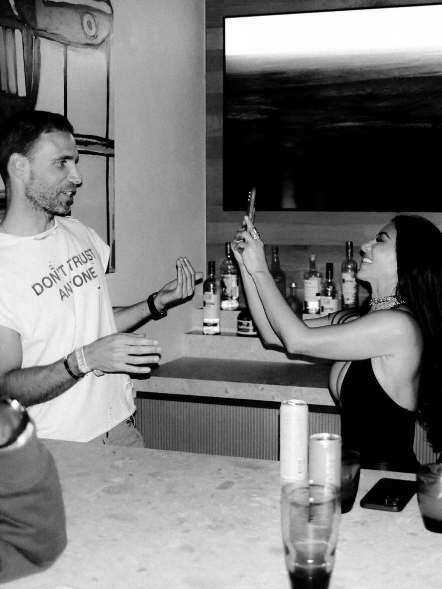 Η Κιμ Καρντάσιαν καθισμένη στα πόδια του Λιούις Χάμιλτον με αποκαλυπτική μπλούζα, δείτε φωτογραφία