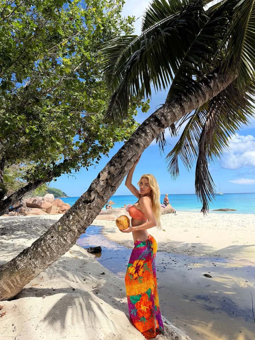 Η Αλεξάνδρα Παναγιώταρου πόζαρε ανάμεσα σε φοίνικες στις Σεϋχέλλες, δείτε φωτογραφίες 