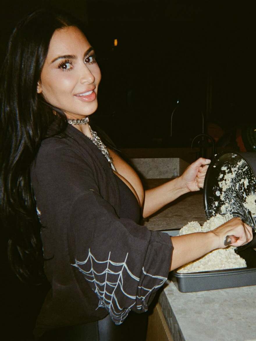 Η Κιμ Καρντάσιαν καθισμένη στα πόδια του Λιούις Χάμιλτον με αποκαλυπτική μπλούζα, δείτε φωτογραφία