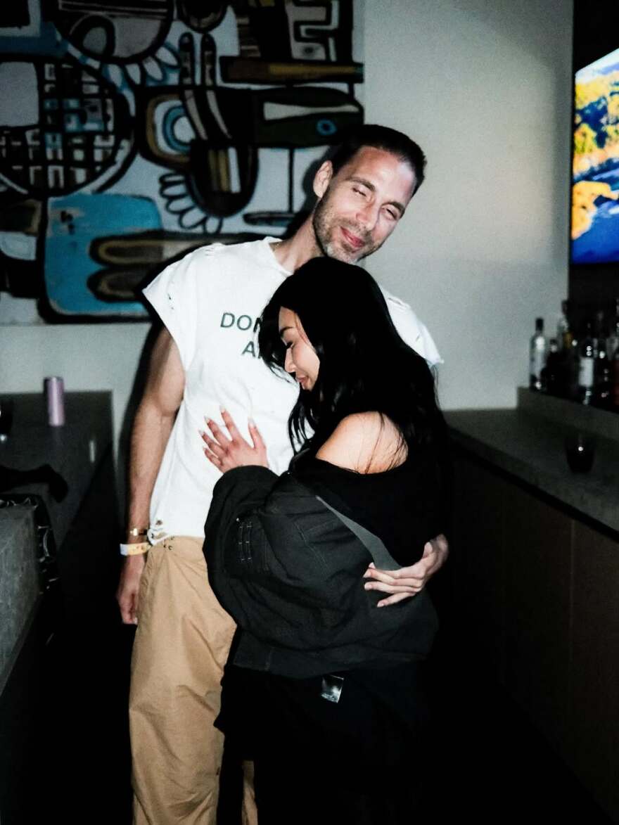 Η Κιμ Καρντάσιαν καθισμένη στα πόδια του Λιούις Χάμιλτον με αποκαλυπτική μπλούζα, δείτε φωτογραφία