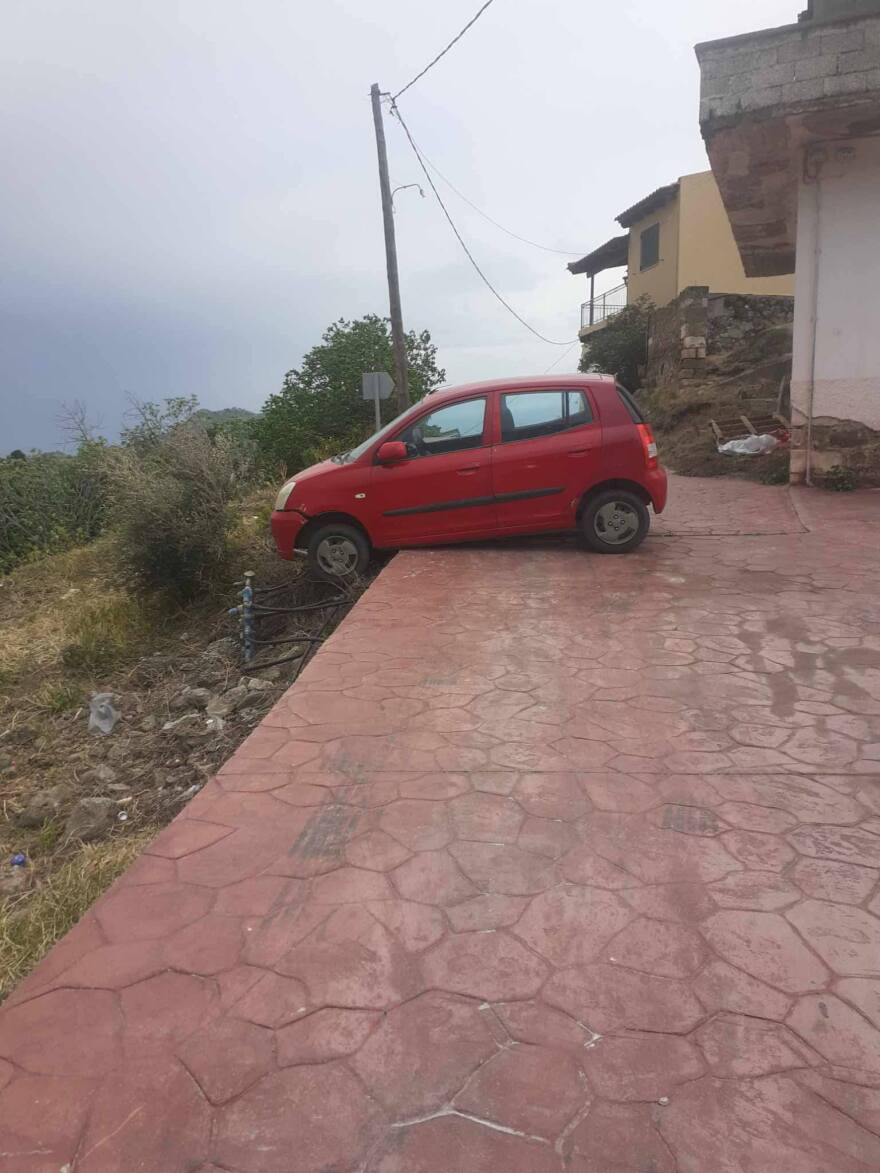 Θυελλώδεις άνεμοι μετακίνησαν αυτοκίνητο στην Μεσαρά, δείτε φωτογραφίες 
