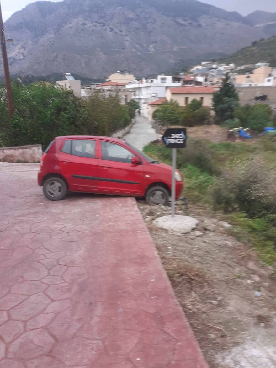 Θυελλώδεις άνεμοι μετακίνησαν αυτοκίνητο στην Μεσαρά, δείτε φωτογραφίες 
