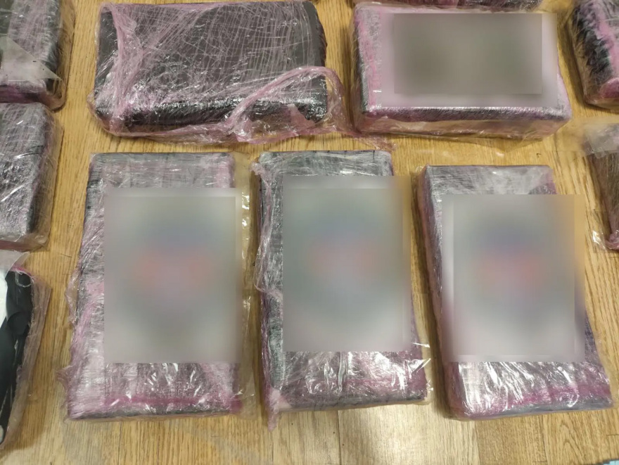 Επιχείρηση της ΕΛΑΣ στον Πειραιά: Τρεις συλλήψεις για κατοχή και διακίνηση 27 κιλών κοκαΐνης