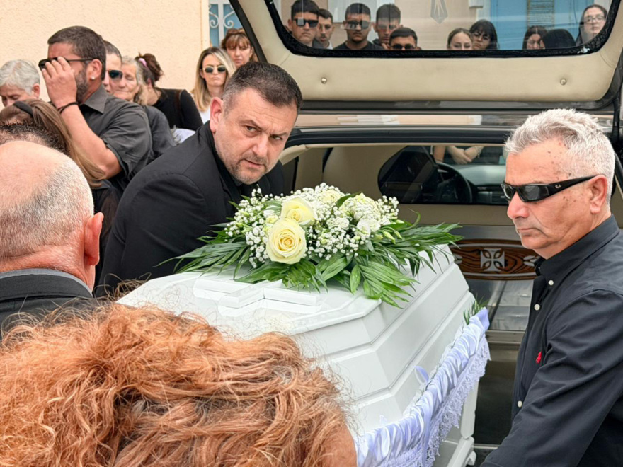 «Καλό ταξίδι αγγελούδι μου»: Σε κλίμα οδύνης συγγενείς και φίλοι είπαν το τελευταίο «αντίο» στην 19χρονη Μυρτώ