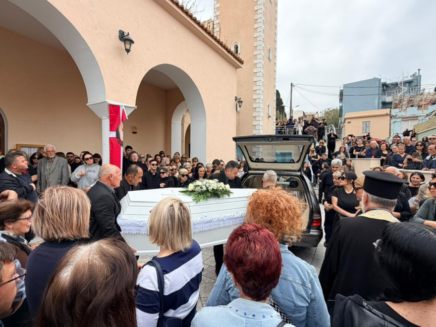 «Καλό ταξίδι αγγελούδι μου»: Σε κλίμα οδύνης συγγενείς και φίλοι είπαν το τελευταίο «αντίο» στην 19χρονη Μυρτώ