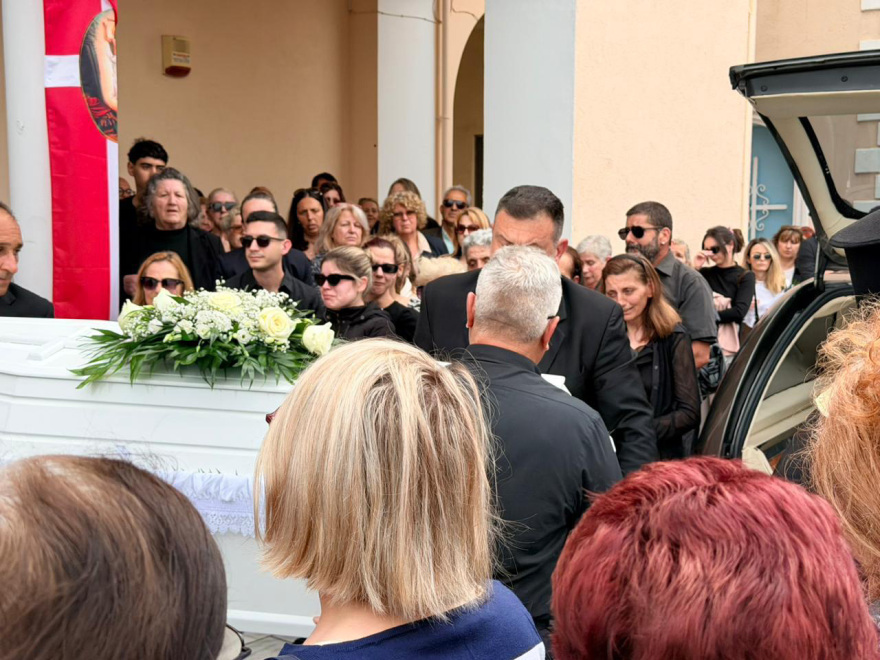 «Καλό ταξίδι αγγελούδι μου»: Σε κλίμα οδύνης συγγενείς και φίλοι είπαν το τελευταίο «αντίο» στην 19χρονη Μυρτώ