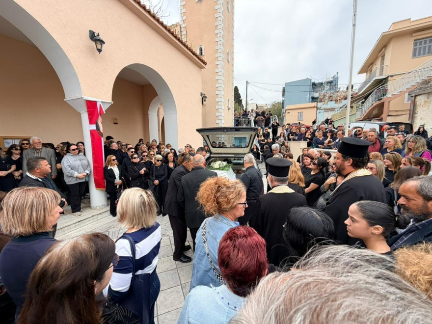 «Καλό ταξίδι αγγελούδι μου»: Σε κλίμα οδύνης συγγενείς και φίλοι είπαν το τελευταίο «αντίο» στην 19χρονη Μυρτώ