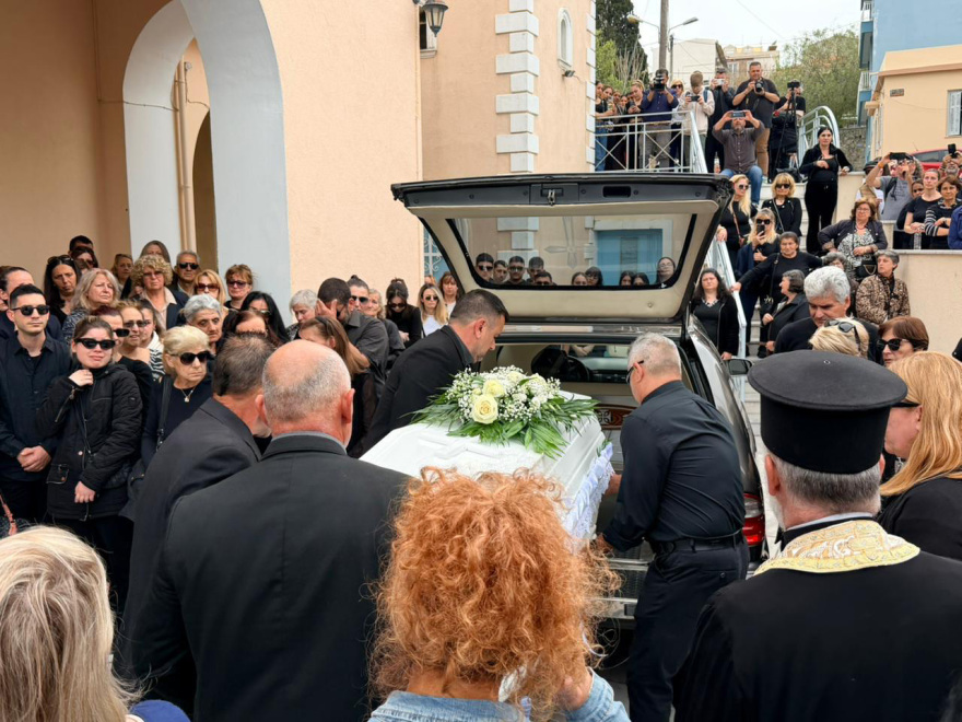 «Καλό ταξίδι αγγελούδι μου»: Σε κλίμα οδύνης συγγενείς και φίλοι είπαν το τελευταίο «αντίο» στην 19χρονη Μυρτώ