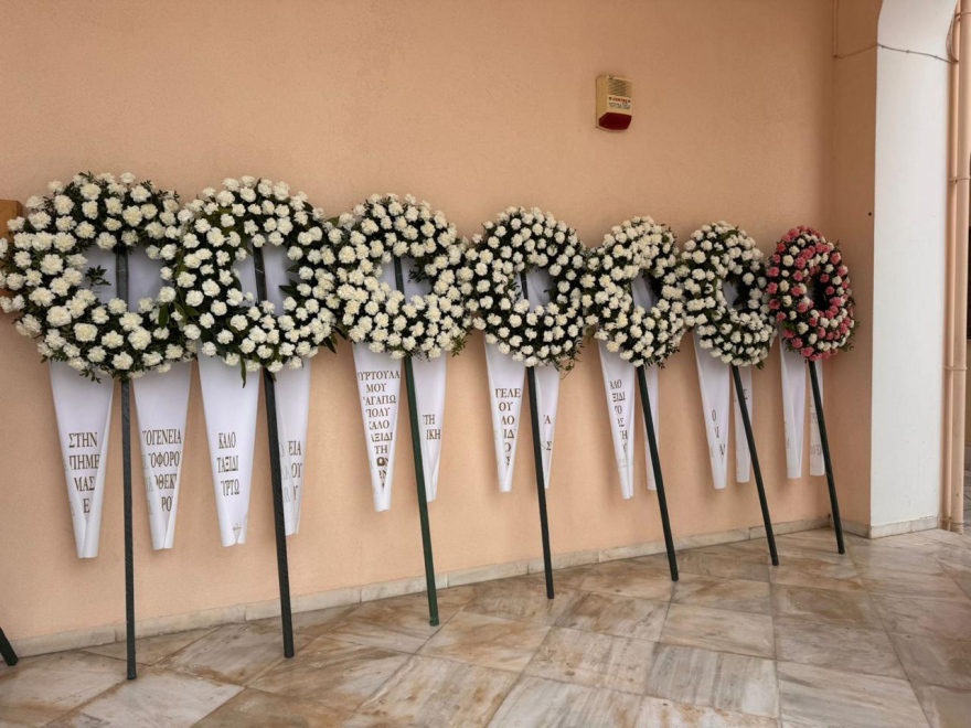 «Καλό ταξίδι αγγελούδι μου»: Σε κλίμα οδύνης συγγενείς και φίλοι λένε το τελευταίο «αντίο» στην 19χρονη Μυρτώ